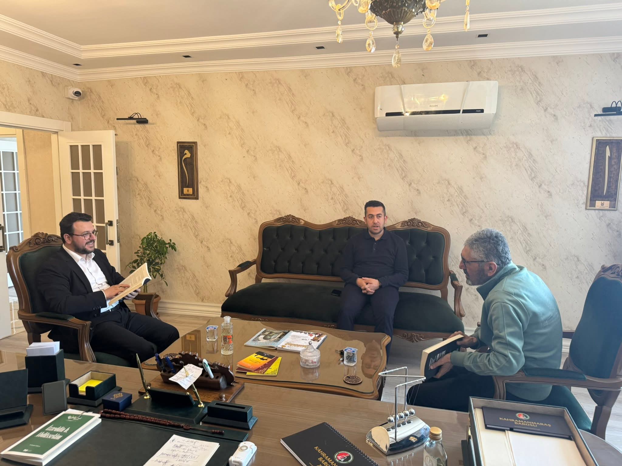 Abdurrahim taylan, nesih tanrıverdi tarafından kendisine hediye edilen 'tüketicinin korunması hakkında kanun' adlı kitabı incelerken.