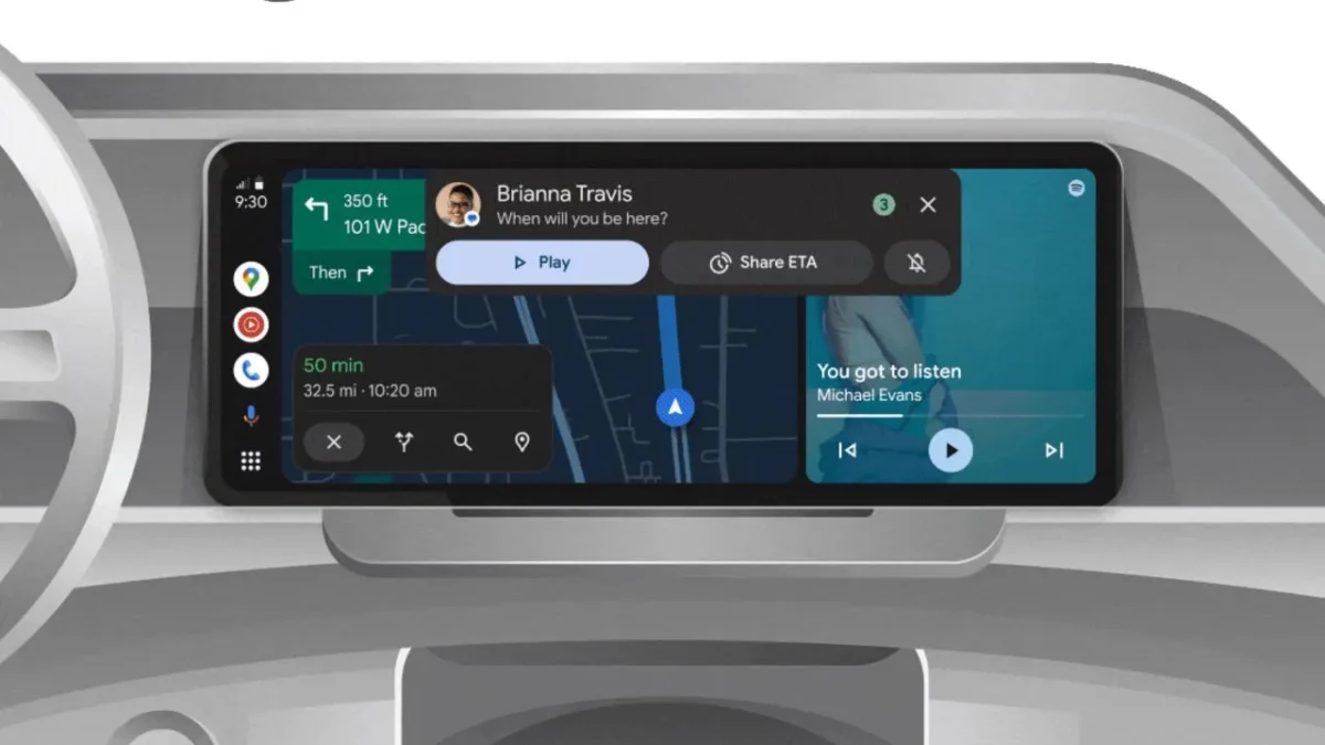 Android auto araç ekranında google haritalar navigasyonu, gelen mesaj bildirimi ve müzik çaların bir arada sunulduğu bölünmüş ekran arayüzü.