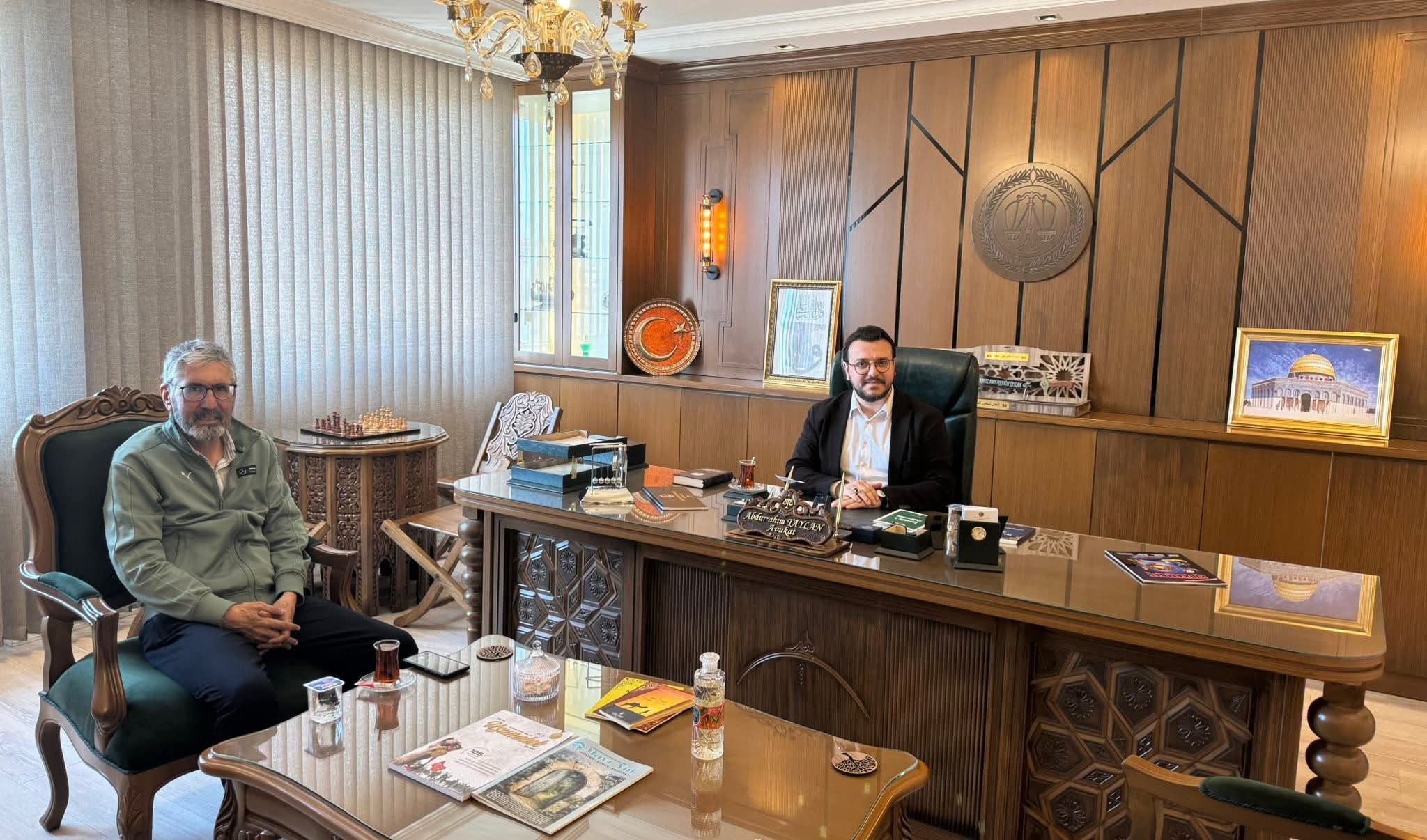 Tüketiciler birliği genel başkan vekili nesih tanrıverdi ve abdurrahim taylan'ın hukuk ofisinde gerçekleştirdiği görüşme.