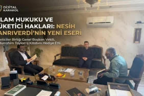 Tüketiciler birliği genel başkan vekili nesih tanrıverdi'nin, hukukçu abdurrahim taylan'ı ofisinde ziyaret ederek tüketici hakları ve i̇slam hukuku temalı yeni kitabını takdim ettiği an.