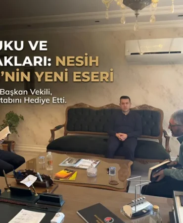Tüketiciler birliği genel başkan vekili nesih tanrıverdi'nin, hukukçu abdurrahim taylan'ı ofisinde ziyaret ederek tüketici hakları ve i̇slam hukuku temalı yeni kitabını takdim ettiği an.