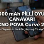 Bir kişinin elinde tuttuğu tecno pova curve 2 5g akıllı telefonunun ön ve arka tasarımı, 8000 mah batarya kapasitesi ve oyuncu odaklı donanım detayları.