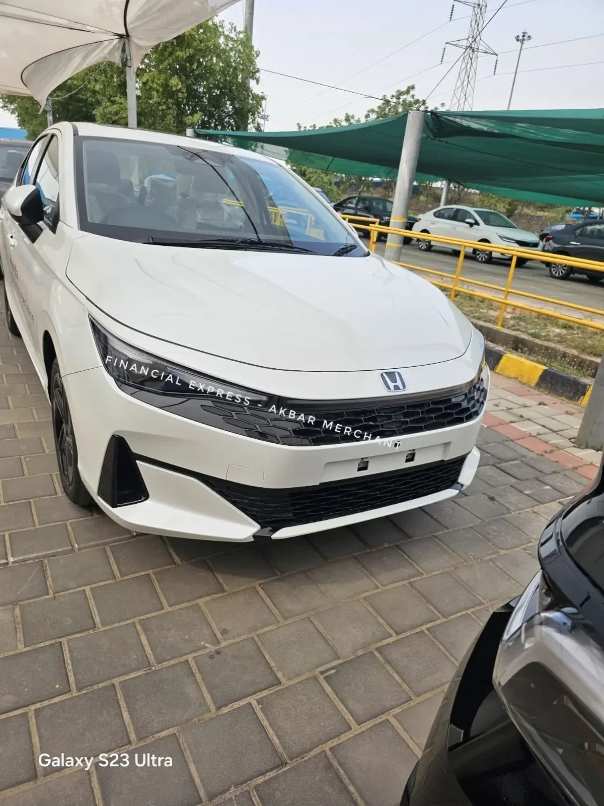 2026 honda city modelinin gerçek sızıntı fotoğrafında yeni ön tasarım ve ince led far detayları görülüyor