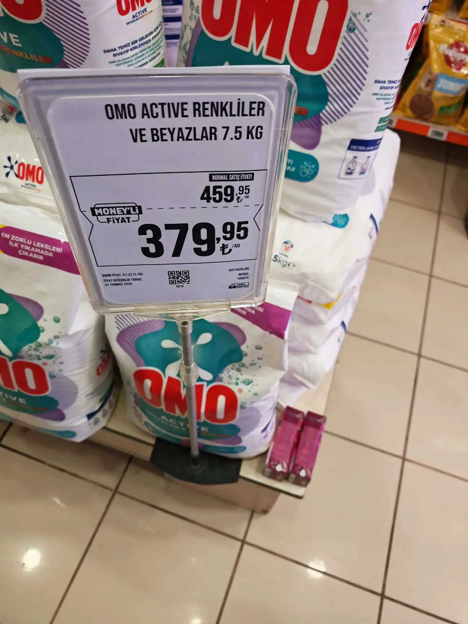 Migros rafında omo active renkliler ve beyazlar 7,5 kilogram ürününün money’li fiyatla 379,95 tl olarak etiketlendiği görülüyor.