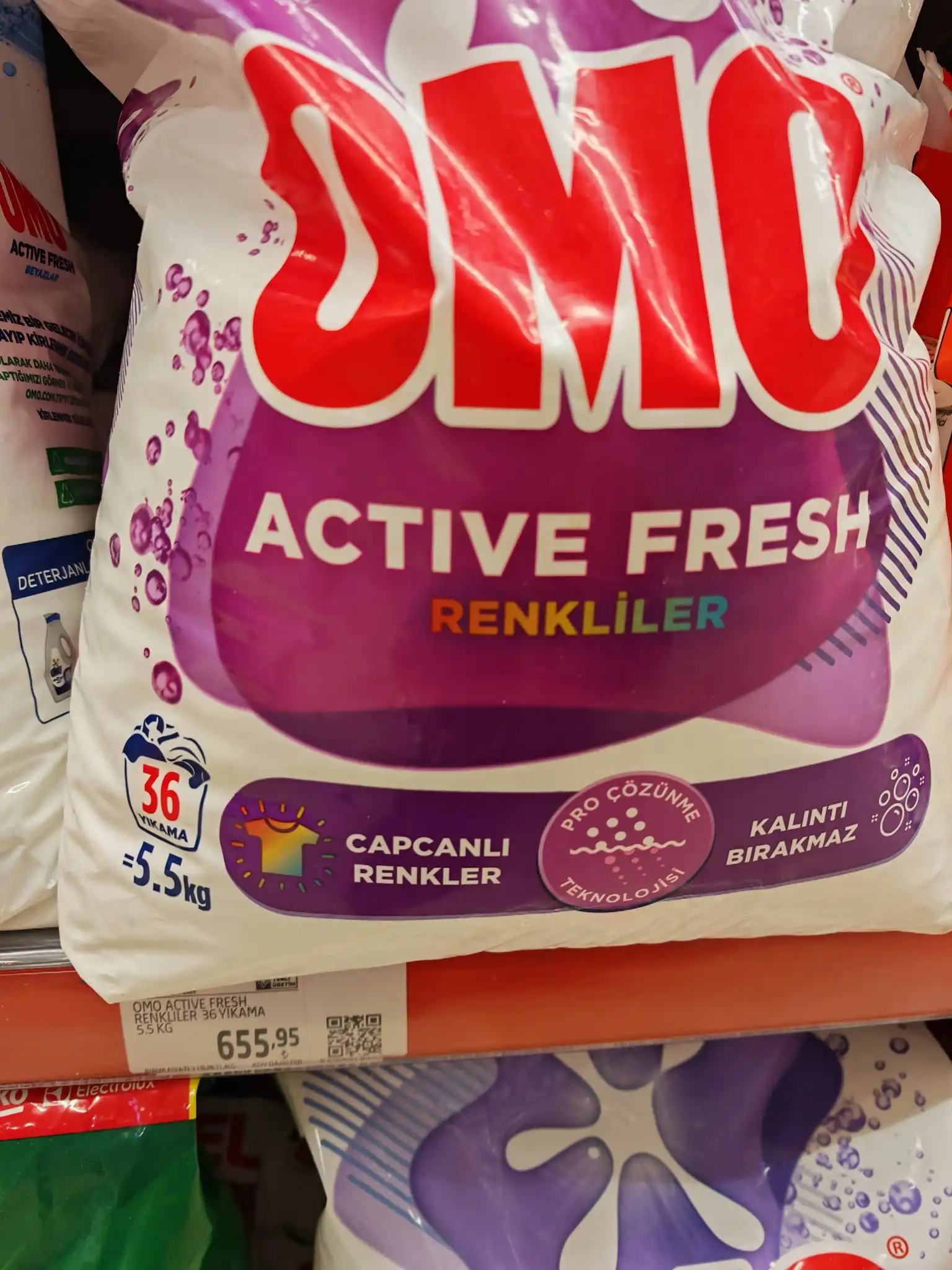 Migros rafında omo active fresh renkliler 5,5 kilogram ürününün 655,95 tl fiyat etiketiyle satışta olduğu görülüyor.